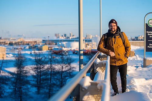 MIKAELA MACKENZIE / WINNIPEG FREE PRESS

Kelvin Cech, coach/GM of the new team in Niverville, poses for a portrait at the airport in Winnipeg on Wednesday, Dec. 29, 2021. For Mike Sawatzky story.
Winnipeg Free Press 2021.