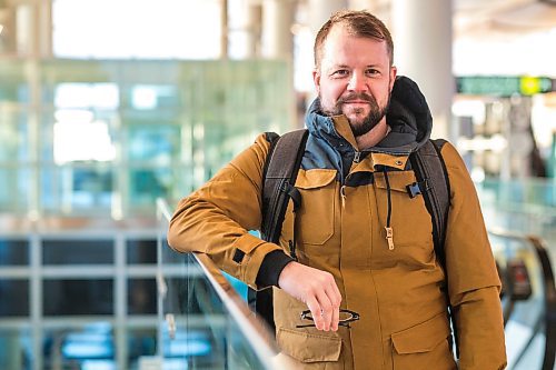 MIKAELA MACKENZIE / WINNIPEG FREE PRESS

Kelvin Cech, coach/GM of the new team in Niverville, poses for a portrait at the airport in Winnipeg on Wednesday, Dec. 29, 2021. For Mike Sawatzky story.
Winnipeg Free Press 2021.