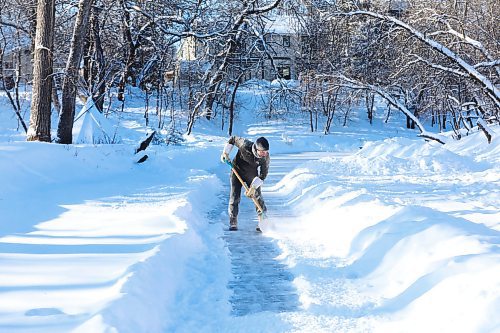 RUTH BONNEVILLE / WINNIPEG FREE PRESS

LOCAL - Weather  Standup 

Daniel Dupont shovels snow off a skating path and rink near his property along the Seine River for his family and friends to skate on over the holidays on Wednesday.


Dec 29th,,  2021
