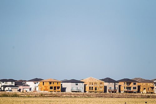 MIKAELA MACKENZIE / WINNIPEG FREE PRESS



New houses under construction in Waverley West in Winnipeg on Tuesday, Sept. 28, 2021. For --- story.

Winnipeg Free Press 2021.