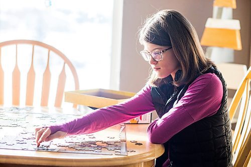 MIKAELA MACKENZIE / WINNIPEG FREE PRESS

Alexa Storozuk, 13, works on her next puzzle in her home in West St. Paul on Thursday, Dec. 30, 2021. For Bryce Hunt story.
Winnipeg Free Press 2021.