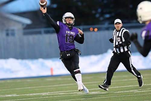 Quarterback Justin Sharp throws a pass during the Vincent Massey Vikings 31-23 win over the Steinbach Sabres in the Winnipeg High School Football League's Westman Bowl at the East Side Eagles Field in Winnipeg on Thursday. (Thomas Friesen/The Brandon Sun)