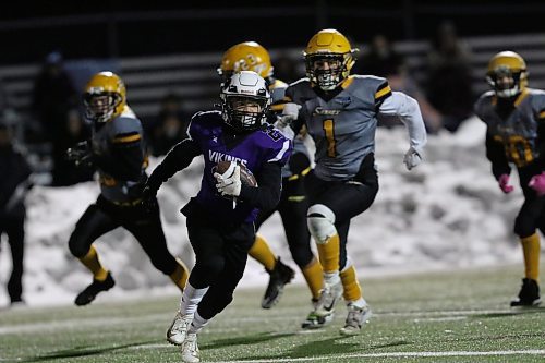 Aaron Pasaporte carries the ball during the Vincent Massey Vikings 31-23 win over the Steinbach Sabres in the Winnipeg High School Football League's Westman Bowl at the East Side Eagles Field in Winnipeg on Thursday. (Thomas Friesen/The Brandon Sun)