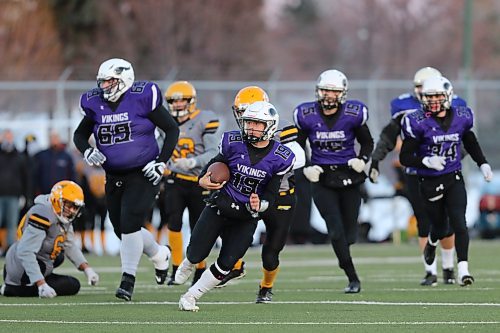 Quarterback Justin Sharp carries the ball during the Vincent Massey Vikings 31-23 win over the Steinbach Sabres in the Winnipeg High School Football League's Westman Bowl at the East Side Eagles Field in Winnipeg on Thursday. (Thomas Friesen/The Brandon Sun)