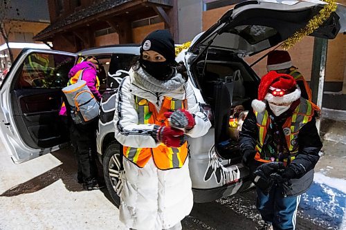 Brandon Bear Clan volunteers Jennifer Bernhardt, left, and Cyndi Price hand out hot chocolate Thursday. (Chelsea Kemp/The Brandon Sun)