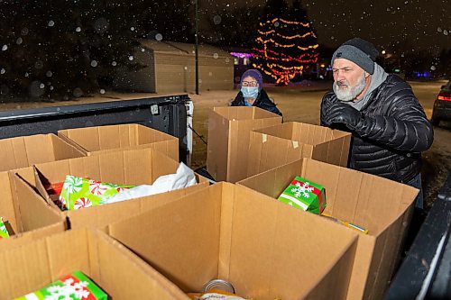 Hazel Turner, left, and her son Terry Eastman deliver Brandon and Westman Christmas Cheer hampers on Wednesday, Dec. 15. (Chelsea Kemp/The Brandon Sun)