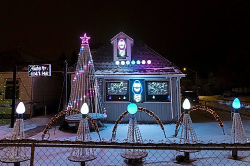A Christmas light display at Frederick Street and Princess Avenue. (Chelsea Kemp/The Brandon Sun)