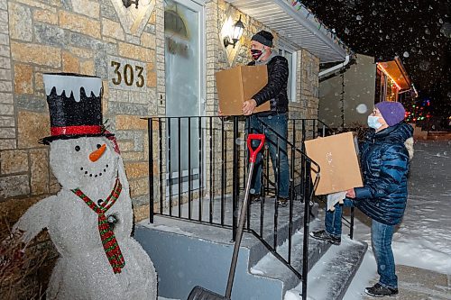 Hazel Turner and her son Terry Eastman deliver Brandon and Westman Christmas Cheer hampers on Wednesday, Dec. 15. (Chelsea Kemp/The Brandon Sun)