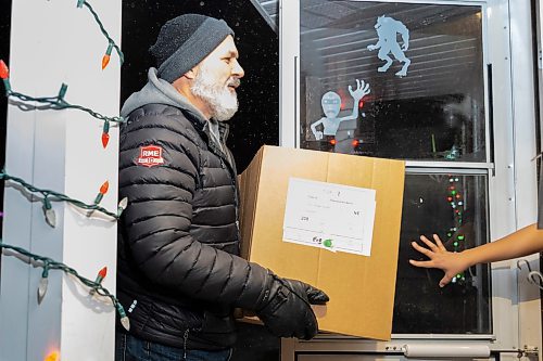 Terry Eastman delivers a Brandon and Westman Christmas Cheer hamper on Wednesday, Dec. 15. (Chelsea Kemp/The Brandon Sun)