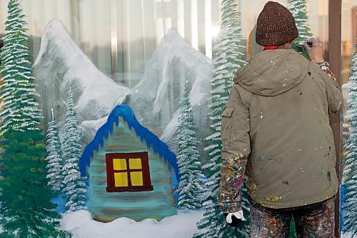 Artist Anne Bondamann creates a Christmas window painting on Tuesday, Dec. 14.  (Chelsea Kemp/The Brandon Sun)