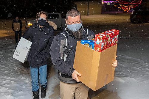 Volunteers deliver Brandon and Westman Christmas Cheer hampers on Wednesday, Dec. 15. (Chelsea Kemp/The Brandon Sun)