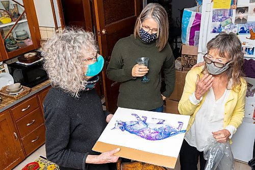 Drawn Together members critique a piece of art created by Mary Lowe at Anne Fallis&#x560;studio in Carberry on Saturday, Dec. 18. (Chelsea Kemp/The Brandon Sun)