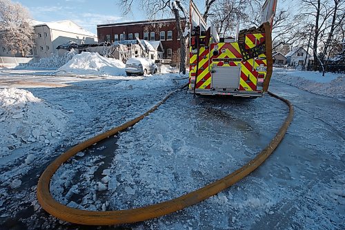 JOHN WOODS / WINNIPEG FREE PRESS
Firefighters were called to a fire at 177 Selkirk Ave. Sunday, January 2, 2022. 

Re: standup