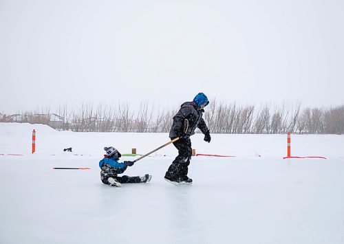 JESSICA LEE / WINNIPEG FREE PRESS

Mohammed Alkhalaf, 10 (right), pulls his brother Almutsum, 5, on ice on January 4, 2022 at the new public rink at 2445 Waverley Street.








