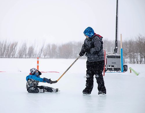 JESSICA LEE / WINNIPEG FREE PRESS

Mohammed Alkhalaf, 10 (right), pulls his brother Almutsum, 5, on ice on January 4, 2022 at the new public rink at 2445 Waverley Street.









