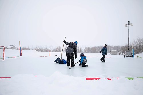 JESSICA LEE / WINNIPEG FREE PRESS
Brothers Mohammed Alkhalaf, 10 (centre), Omar, 8 (left on floor), and Almutsum, 5 (right), spend January 4, 2022, morning skating at a new public rink at 2445 Waverley Street.