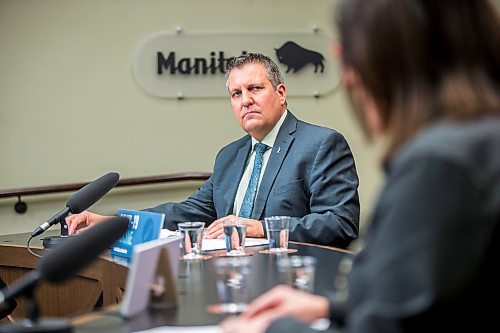 MIKAELA MACKENZIE / WINNIPEG FREE PRESS

Education minister Cliff Cullen (left) and premier Heather Stefanson speak at a press conference announcing a week of remote learning in Winnipeg on Tuesday, Jan. 4, 2022. For Maggie/Carol story.
Winnipeg Free Press 2021.