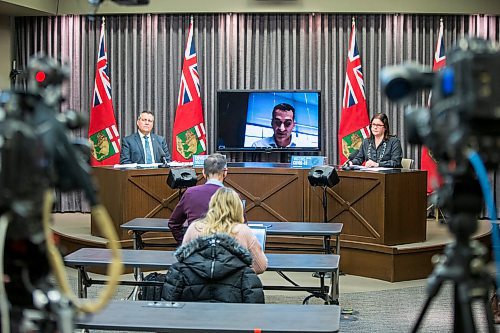 MIKAELA MACKENZIE / WINNIPEG FREE PRESS

Education minister Cliff Cullen (left), deputy chief provincial public health officer Dr. Jazz Atwal (on screen), and premier Heather Stefanson speak at a press conference announcing a week of remote learning in Winnipeg on Tuesday, Jan. 4, 2022. For Maggie/Carol story.
Winnipeg Free Press 2021.