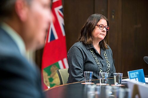 MIKAELA MACKENZIE / WINNIPEG FREE PRESS

Premier Heather Stefanson (right) and education minister Cliff Cullen speak at a press conference announcing a week of remote learning in Winnipeg on Tuesday, Jan. 4, 2022. For Maggie/Carol story.
Winnipeg Free Press 2021.