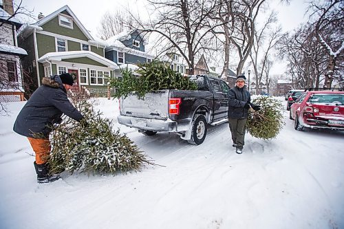 MIKAELA MACKENZIE / WINNIPEG FREE PRESS

Mark Dewar (left) and Jake Wolfe toss Christmas trees into a pickup to take down to the river, where they will help shelter areas at the Wolseley Winter Wonderland community skating path in Winnipeg on Tuesday, Jan. 4, 2022. Standup.
Winnipeg Free Press 2021.