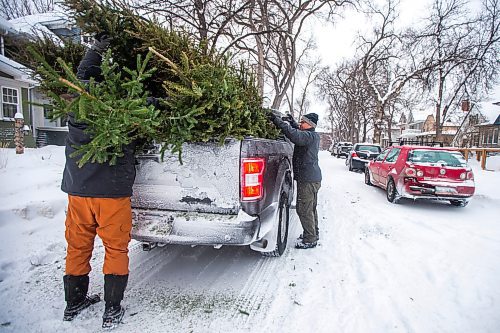 MIKAELA MACKENZIE / WINNIPEG FREE PRESS

Mark Dewar (left) and Jake Wolfe toss Christmas trees into a pickup to take down to the river, where they will help shelter areas at the Wolseley Winter Wonderland community skating path in Winnipeg on Tuesday, Jan. 4, 2022. Standup.
Winnipeg Free Press 2021.