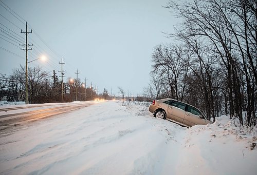 JESSICA LEE / WINNIPEG FREE PRESS

An empty car is photographed in a ditch on St. Mary&#x2019;s Road on January 4, 2022.









