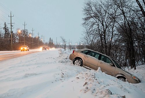 JESSICA LEE / WINNIPEG FREE PRESS

An empty car is photographed in a ditch on St. Mary&#x2019;s Road on January 4, 2022.








