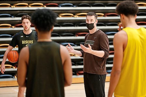 JOHN WOODS / WINNIPEG FREE PRESS
Kirby Schepp, U of MB Bisons coach, coaches his team on the practice court at the university Tuesday, January 4, 2022. The Bisons men&#x573; basketball team has two players isolating.

Re: Sawatzky