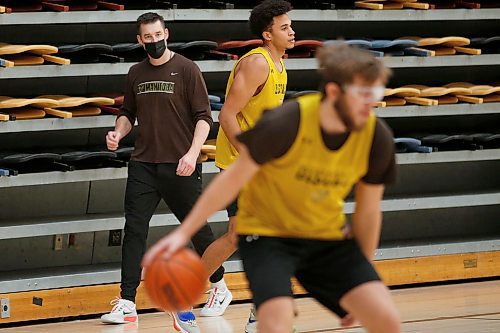 JOHN WOODS / WINNIPEG FREE PRESS
Kirby Schepp, U of MB Bisons coach, coaches his team on the practice court at the university Tuesday, January 4, 2022. The Bisons men&#x573; basketball team has two players isolating.

Re: Sawatzky