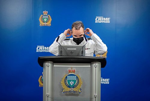 JESSICA LEE / WINNIPEG FREE PRESS

Police chief Danny Smyth puts his mask back on after giving a mostly virtual press conference on January 5, 2022 at Winnipeg Police headquarters.

Reporter: Chris









