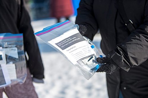 MIKAELA MACKENZIE / WINNIPEG FREE PRESS

Folks walk out with rapid tests at the U of M COVID-19 testing site in Winnipeg on Thursday, Jan. 6, 2022. For Danielle story.
Winnipeg Free Press 2022.