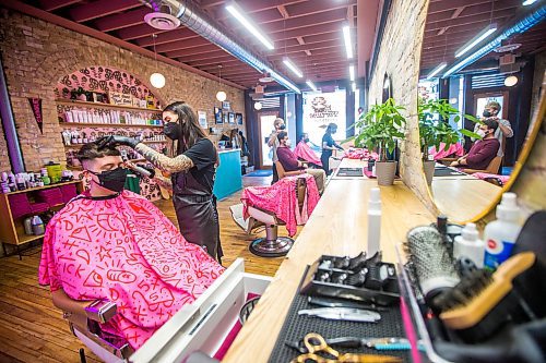 MIKAELA MACKENZIE / WINNIPEG FREE PRESS

Sam Rivait cuts Brendyn Funk's hair at Good Fortune Barbershop in Winnipeg on Friday, Jan. 7, 2022. For Dave Sanderson story.
Winnipeg Free Press 2022.