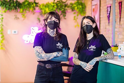 MIKAELA MACKENZIE / WINNIPEG FREE PRESS

Cait Bousfield (left) and Sam Rivait pose for a portrait at Good Fortune Barbershop in Winnipeg on Friday, Jan. 7, 2022. For Dave Sanderson story.
Winnipeg Free Press 2022.