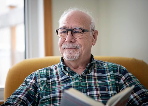 JESSICA LEE / WINNIPEG FREE PRESS

Wilson Anderson, one of many Manitobans waiting for cataract surgery, is photographed in his home on January 7, 2022. He says his reading of books is down and so is the number of times he walks his two dogs.

Reporter: Kevin










