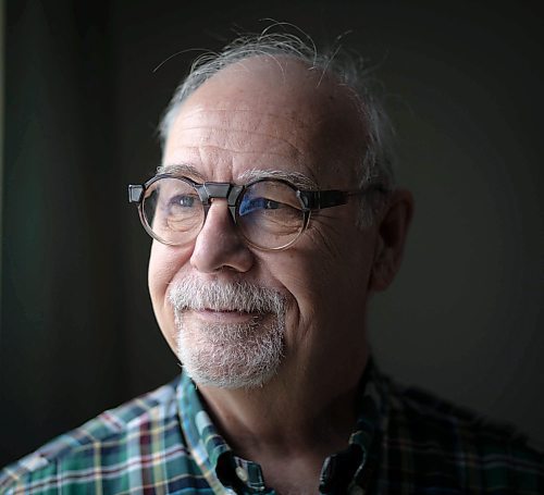 JESSICA LEE / WINNIPEG FREE PRESS
Wilson Anderson, one of many Manitobans waiting for cataract surgery, is photographed in his home on January 7, 2022. He says his reading of books is down and so is the number of times he walks his two dogs.
Reporter: Kevin