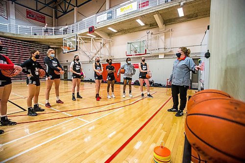 MIKAELA MACKENZIE / WINNIPEG FREE PRESS

Coach Tanya McKay talks to the team at U of W women&#x573; basketball practice in Winnipeg on Monday, Jan. 10, 2022. For Mike Sawatzky story.
Winnipeg Free Press 2022.