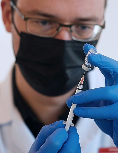 JOHN WOODS / WINNIPEG FREE PRESS
Adrian Gulowaty, pharmacist/owner at Shoppers Drug Mart Osborne Village, draws up vaccine in the vaccine clinic at his pharmacy  Monday, January 10, 2022. Gulowaty&#x573; vaccine clinic has been very successful in vaccine distribution and has given out over 10,000 doses.

Re: Martin