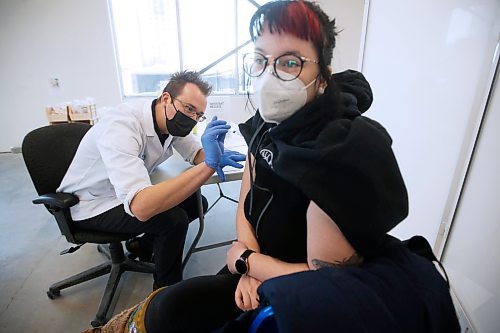 JOHN WOODS / WINNIPEG FREE PRESS
Adrian Gulowaty, pharmacist/owner at Shoppers Drug Mart Osborne Village, vaccinates Emily Bernardin in the vaccine clinic at his pharmacy  Monday, January 10, 2022. Gulowaty&#x573; vaccine clinic has been very successful in vaccine distribution and has given out over 10,000 doses.

Re: Martin