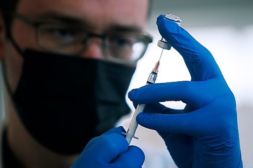 JOHN WOODS / WINNIPEG FREE PRESS
Adrian Gulowaty, pharmacist/owner at Shoppers Drug Mart Osborne Village, draws up vaccine in the vaccine clinic at his pharmacy  Monday, January 10, 2022. Gulowaty&#x573; vaccine clinic has been very successful in vaccine distribution and has given out over 10,000 doses.

Re: Martin