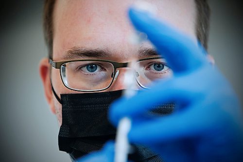 JOHN WOODS / WINNIPEG FREE PRESS
Adrian Gulowaty, pharmacist/owner at Shoppers Drug Mart Osborne Village, draws up vaccine in the vaccine clinic at his pharmacy  Monday, January 10, 2022. Gulowaty&#x573; vaccine clinic has been very successful in vaccine distribution and has given out over 10,000 doses.

Re: Martin