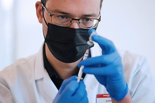 JOHN WOODS / WINNIPEG FREE PRESS
Adrian Gulowaty, pharmacist/owner at Shoppers Drug Mart Osborne Village, draws up vaccine in the vaccine clinic at his pharmacy  Monday, January 10, 2022. Gulowaty&#x573; vaccine clinic has been very successful in vaccine distribution and has given out over 10,000 doses.

Re: Martin