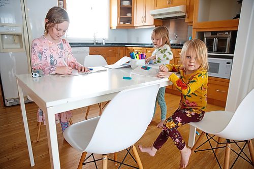 MIKE DEAL / WINNIPEG FREE PRESS
Piper Smith (left), 7, is a grade 2 student who is accessing the French Immersion program through MRLSC and has been doing remote school since September.
(from left) Piper and her siblings, Harrison, 5, and, Felicity, 3, take a moment to draw at the kitchen table. 
The Manitoba Remote Learning Support Centre (MRLSC) launched one year ago, with a promise of providing families with at-home supports and real-time teaching for those who are immunocompromised.
See Maggie Macintosh story
220111 - Tuesday, January 11, 2022.