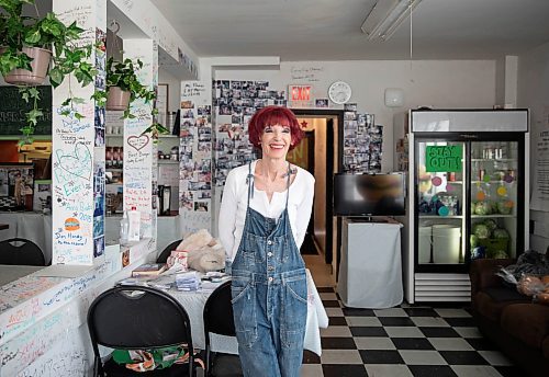 JESSICA LEE / WINNIPEG FREE PRESS
Sandy Doyle, owner of Blondie’s Burgers is photographed on January 11, 2022 in her restaurant which is closing after 31 years.
Reporter: Dave