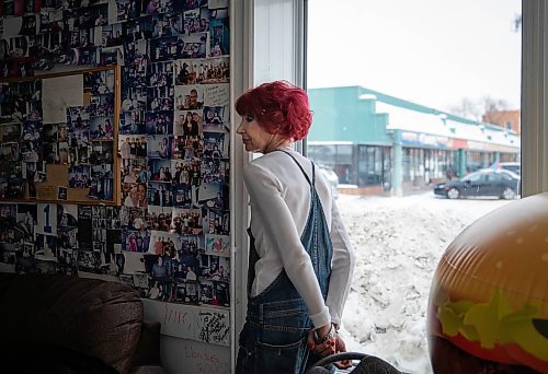 JESSICA LEE / WINNIPEG FREE PRESS

Sandy Doyle, owner of Blondie&#x2019;s Burgers is photographed on January 11, 2022 in her restaurant which is closing after 31 years.

Reporter: Dave








