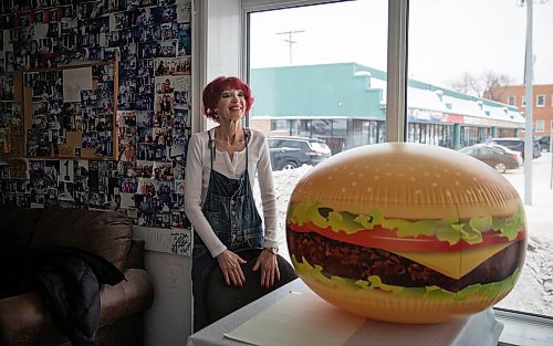 JESSICA LEE / WINNIPEG FREE PRESS

Sandy Doyle, owner of Blondie&#x2019;s Burgers is photographed on January 11, 2022 in her restaurant which is closing after 31 years.

Reporter: Dave









