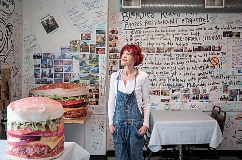 JESSICA LEE / WINNIPEG FREE PRESS

Sandy Doyle, owner of Blondie&#x2019;s Burgers is photographed on January 11, 2022 in her restaurant which is closing after 31 years.

Reporter: Dave








