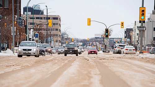 Mike Sudoma / Winnipeg Free Press
Traffic makes their way eastbound over the massive snow ruts on Portage Ave Tuesday afternoon
January 11, 2022