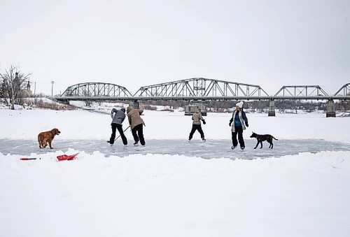 JESSICA LEE / WINNIPEG FREE PRESS

A family enjoys the ice on the Red River near Redwood Park on January 11, 2022.








