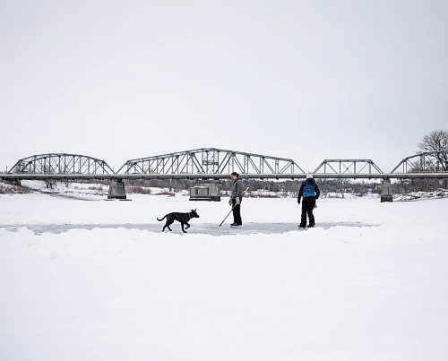 JESSICA LEE / WINNIPEG FREE PRESS

A family enjoys the ice on the Red River near Redwood Park on January 11, 2022.








