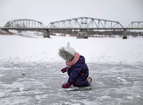 JESSICA LEE / WINNIPEG FREE PRESS

Irelyn Davey, 4, enjoys the ice on the Red River near Redwood Park on January 11, 2022.







